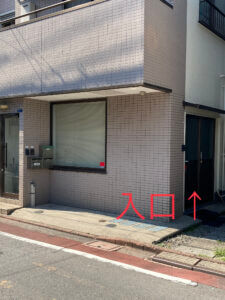 茶色いドア示し (1)